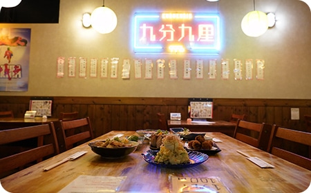 ネオンが映えるこだわりの空間